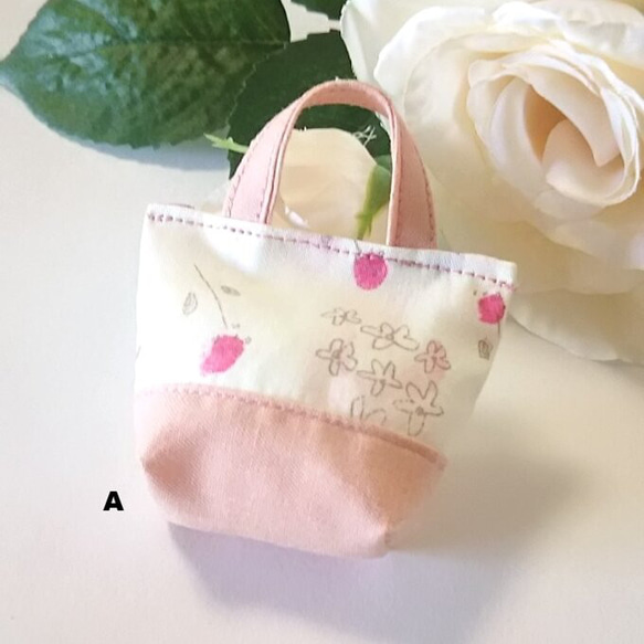 ミニミニバッグ型キーチャーム・ピンクの花柄・AorB　＃n154 2枚目の画像