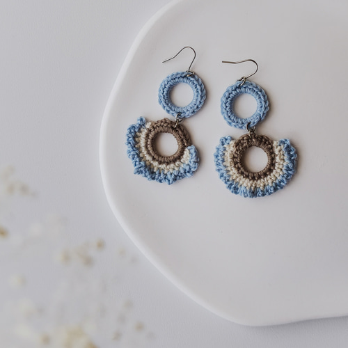 かぎ針編みの輪っかとちょっぴりフリルなピアス ピアス（フック