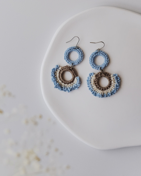 かぎ針編みの輪っかとちょっぴりフリルなピアス ピアス（フック