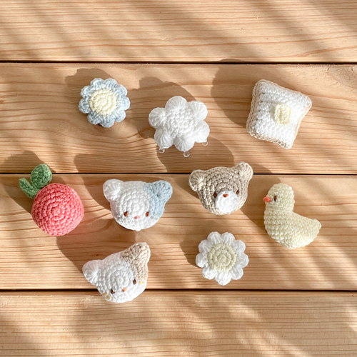 あみぐるみのマグネットセット[アオブチのネコちゃん・白いお花