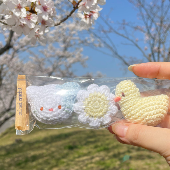 あみぐるみのマグネットセット[アオブチのネコちゃん・白いお花
