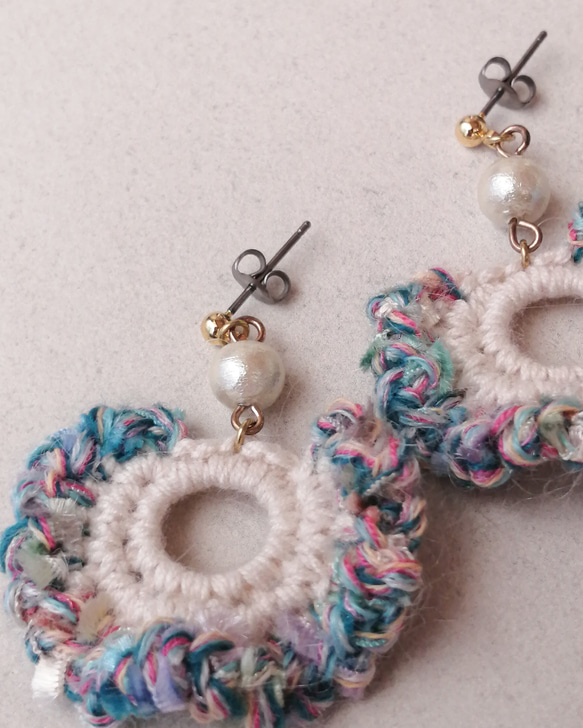 かぎ針編みのちょっぴりフリルなピアス ピアス（フック・チェーン