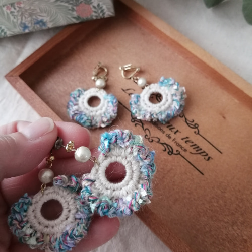 かぎ針編みのちょっぴりフリルなピアス ピアス（フック・チェーン