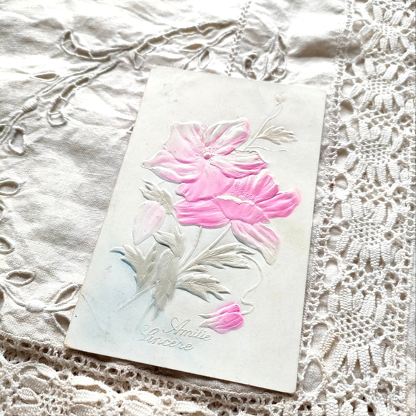 エンボス加工のアンティークポストカード：ピンク 1枚目の画像