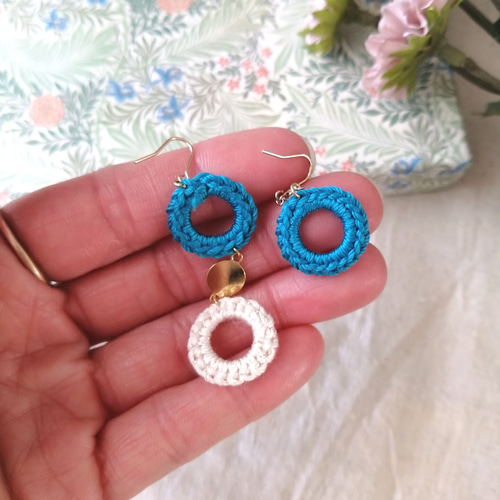 かぎ針編みの輪っかなアシンメトリーピアス ピアス（フック・チェーン