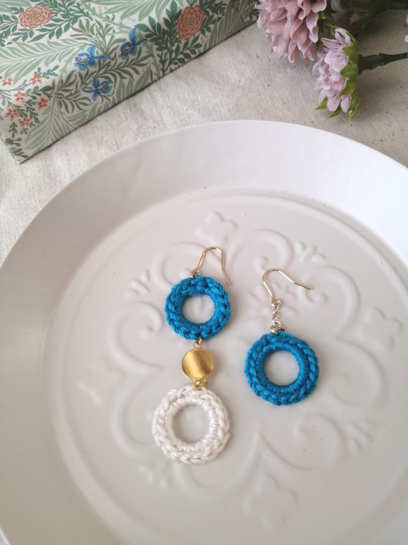 かぎ針編みの輪っかなアシンメトリーピアス ピアス（フック・チェーン