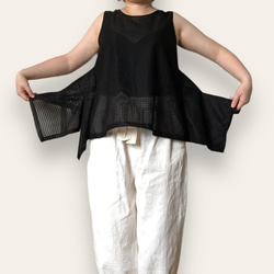 裾が揺れて大人っぽい涼しく重ね着できるシースルーのフィッシュテールノースリーブタンクトップ黒 5枚目の画像