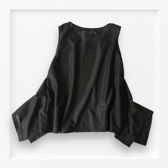 裾が揺れて大人っぽい涼しく重ね着できるシースルーのフィッシュテールノースリーブタンクトップ黒 14枚目の画像