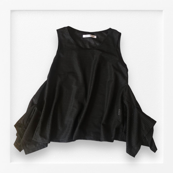 裾が揺れて大人っぽい涼しく重ね着できるシースルーのフィッシュテールノースリーブタンクトップ黒 13枚目の画像