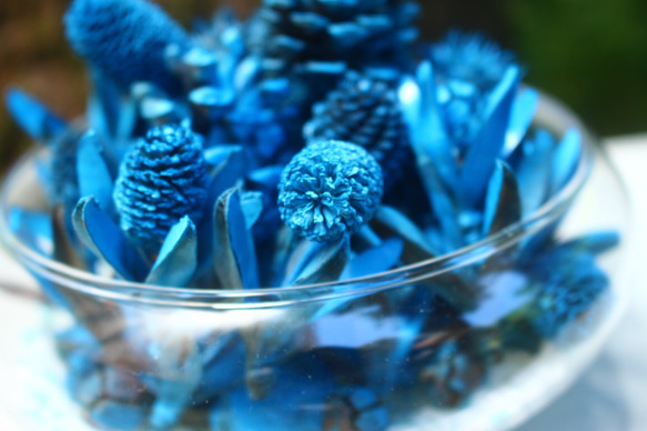 グラスボウル（ガラス水盤）の中に木の実フラワーアレジメント＜ブルー＞送料無料。 1枚目の画像