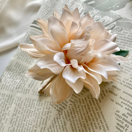 ダリアとカラー、クリスマスローズのクラッチブーケ ブーケ iroasobi  