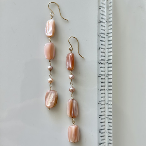 桜ふわり ピンクマザーオブパールのアシンメトリーロングピアス
