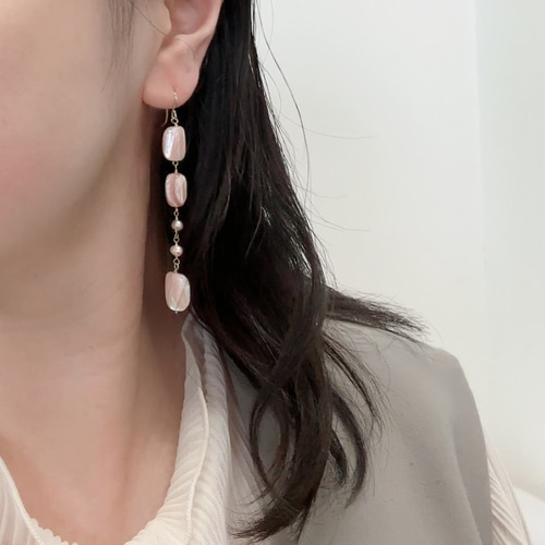 桜ふわり ピンクマザーオブパールのアシンメトリーロングピアス