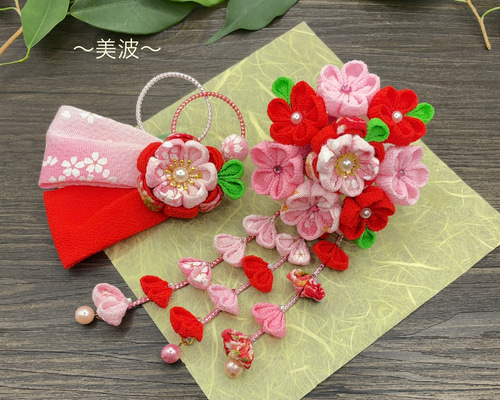 135つまみ細工　髪飾り　正絹　着物　ピンク　赤　七五三　3歳　7歳ハンドメイド つまみ細工の髪飾り(赤ピンク白) 七五三 成人式 前撮りに 3歳 7歳 753