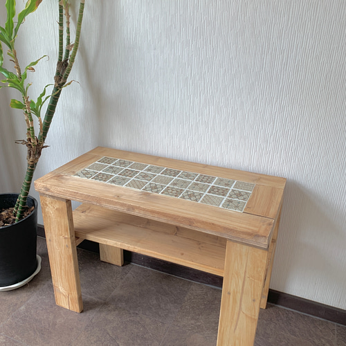 モザイク柄のミニテーブル【ハンドメイド】 DIY】無骨な木の板が大変身！ホームセンターの木材×モザイクタイルで