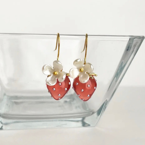 クリアレッドのいちご ピアス イヤリング 樹脂ピアス ノンホール