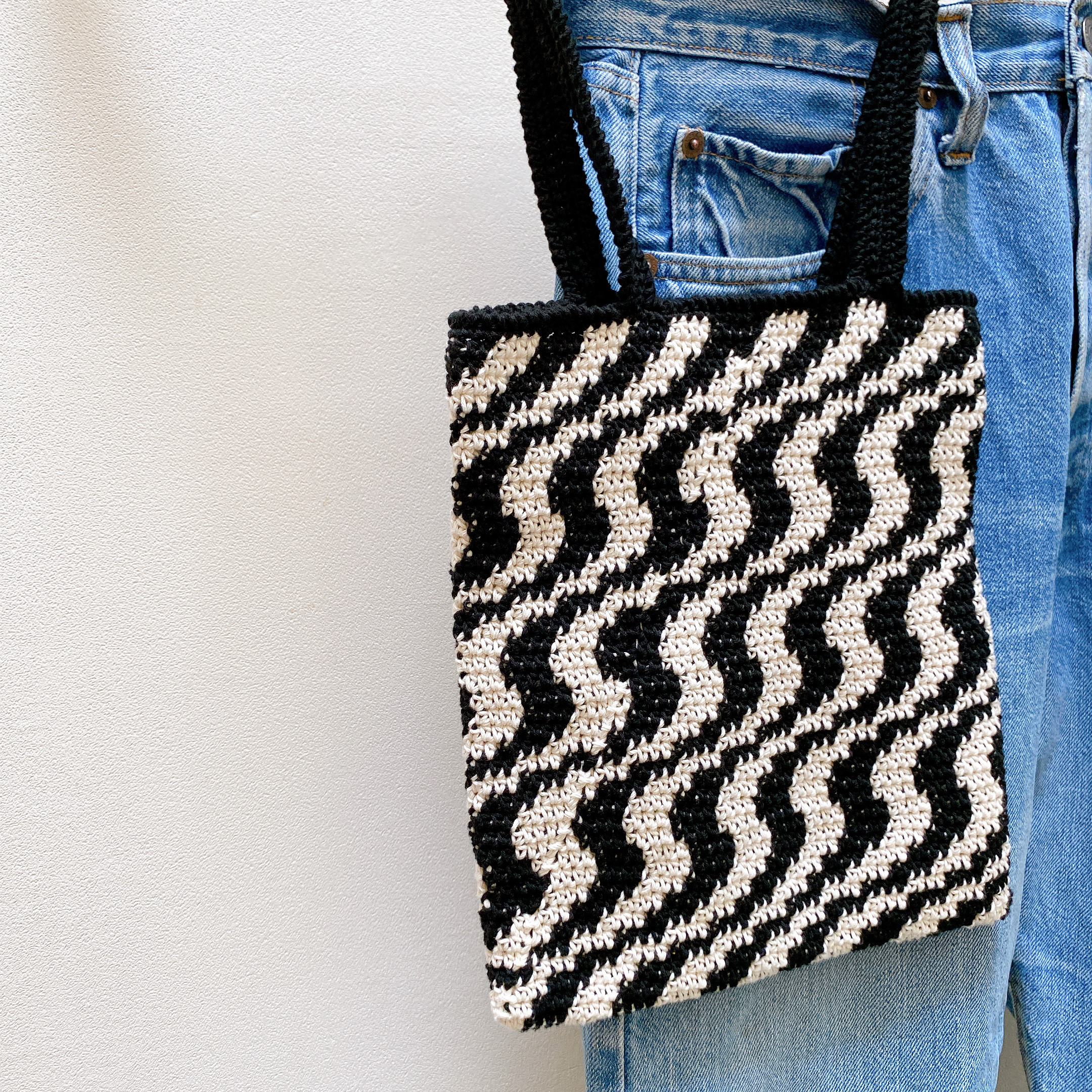 ”wavy” crochet bag（black✖️white）手編み