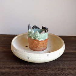 植木鉢陶器　多肉植物の魅力植木鉢　ドーナツ型 「クリーム色　丘の上の街」 6枚目の画像