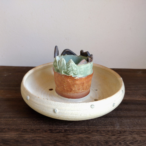 植木鉢陶器 多肉植物の魅力植木鉢 ドーナツ型 「クリーム色 丘の上の街