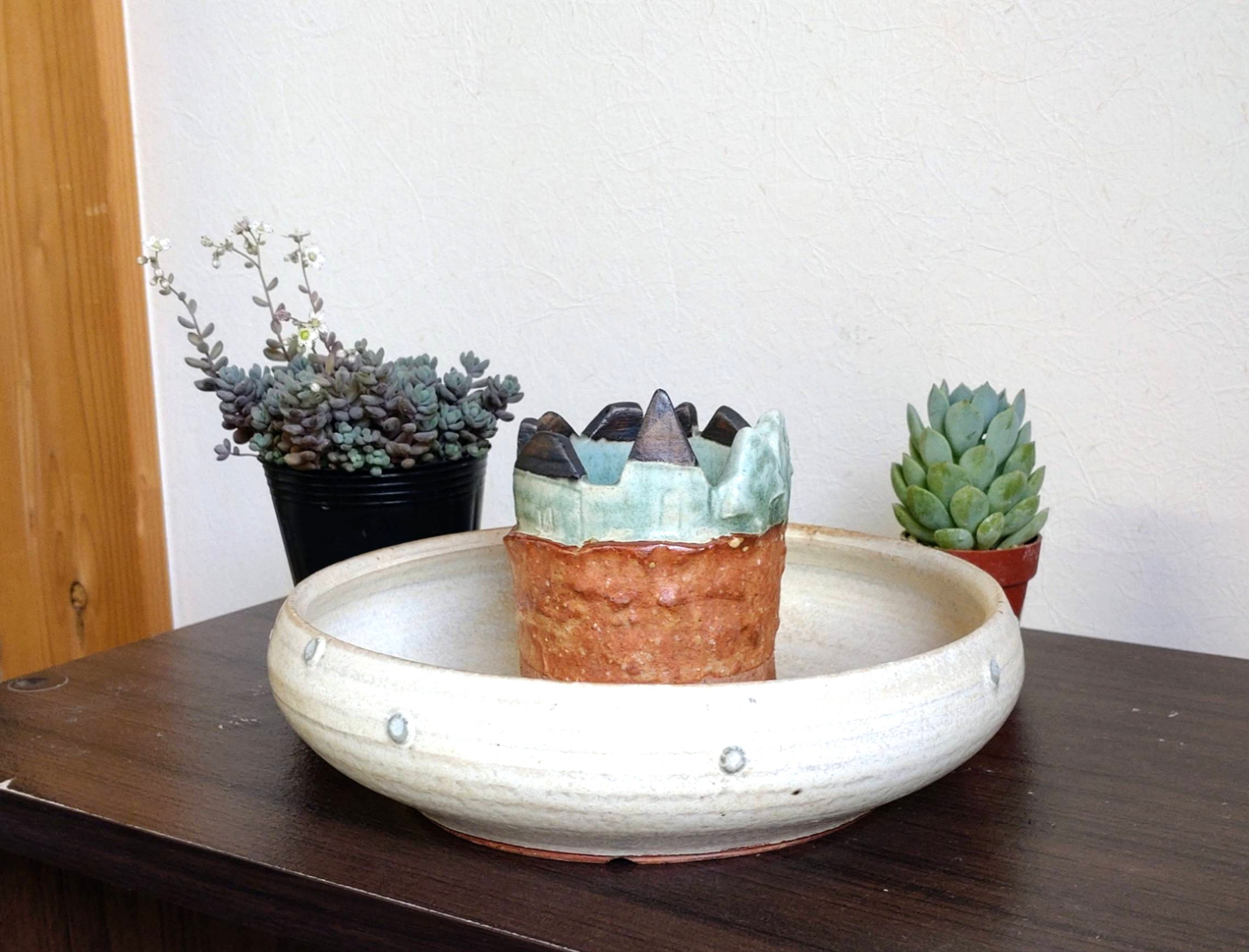 植木鉢陶器 多肉植物の魅力植木鉢 ドーナツ型 「クリーム色 丘の上の街