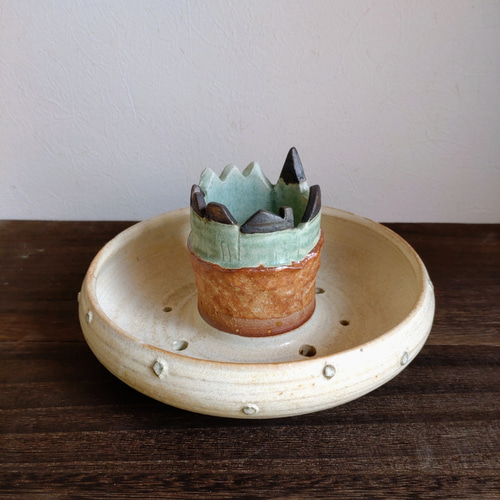 植木鉢陶器 多肉植物の魅力植木鉢 ドーナツ型 「クリーム色 丘の上の街
