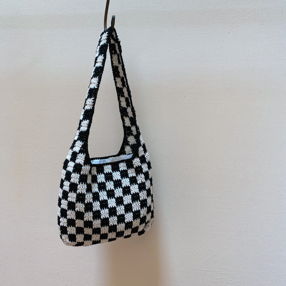 ”blockcheck” crochet bag（white✖️black） 1枚目の画像