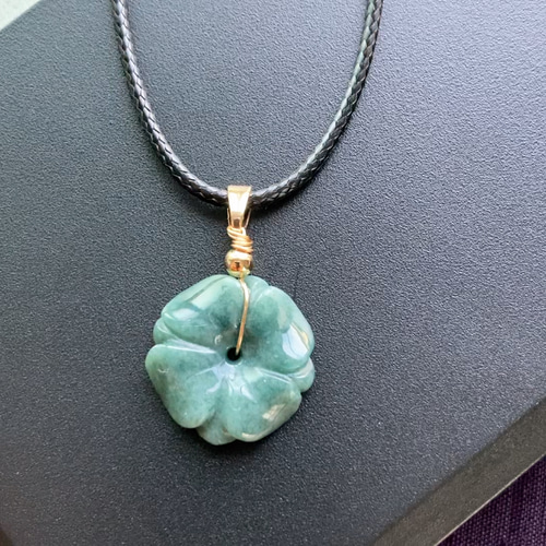 配送日指定可 翡翠 天然石 翡翠ペンダント（太陽の花） 翡翠ネックレス