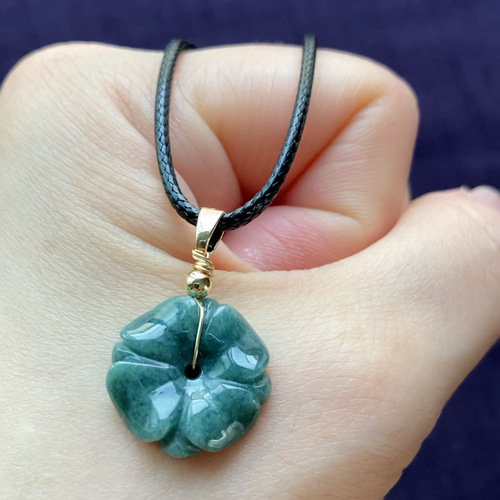 配送日指定可 翡翠 天然石 翡翠ペンダント（太陽の花） 翡翠ネックレス