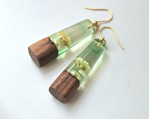 133 薔薇一輪✖︎かすみ草等のハイクオリティレジン雫型　ピアスorイヤリング 133 薔薇一輪✖︎かすみ草等のハイクオリティレジン雫型 ピアスor