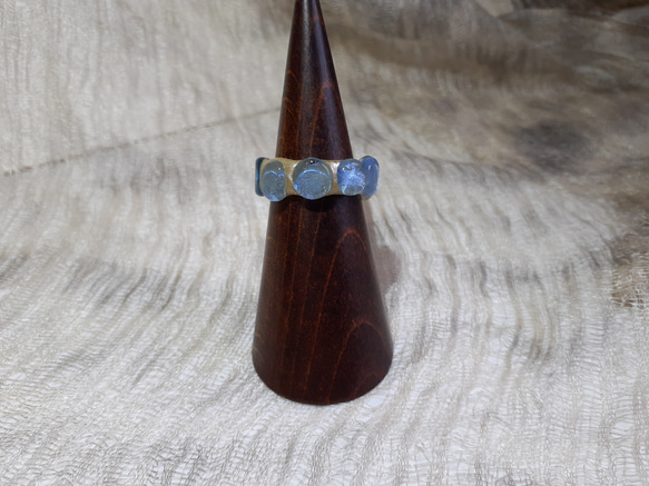 銀箔をはさんだブルーガラスのリング 1枚目の画像