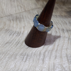 銀箔をはさんだブルーガラスのリング 2枚目の画像