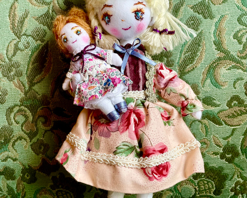 ミニミニぬいぐるみ 海外作家様 ハンドメイド BJDドール 人形のお供 ハンドメイドドール〜可愛いミニミニドールを抱いたミニドール その他