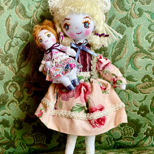 ハンドメイドドール〜可愛いミニミニドールを抱いたミニドール
