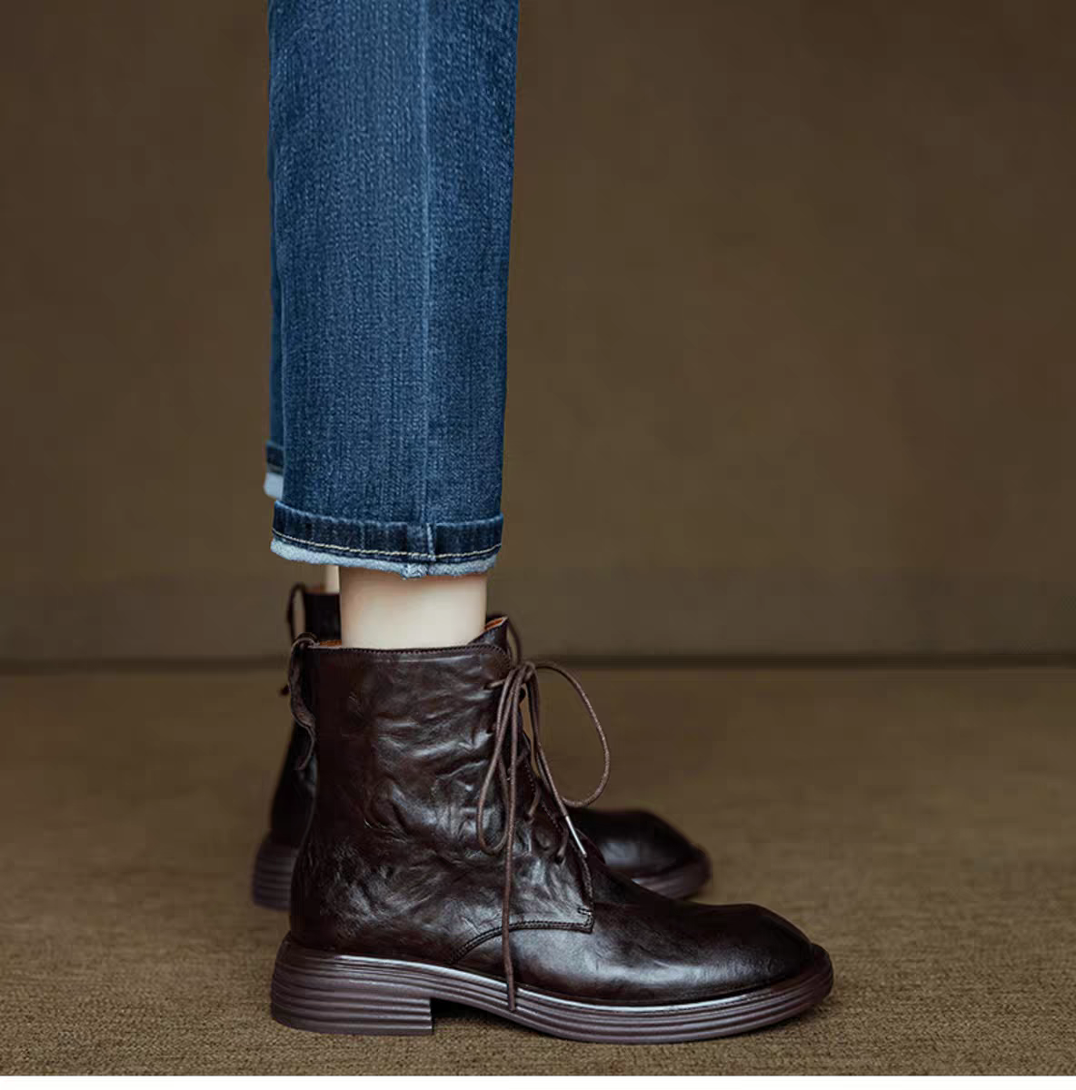 コメント▽ シンプルなデザインなので、季節を問わずオールシーズン着用していただけます。レースアップブーツ よく曲がる