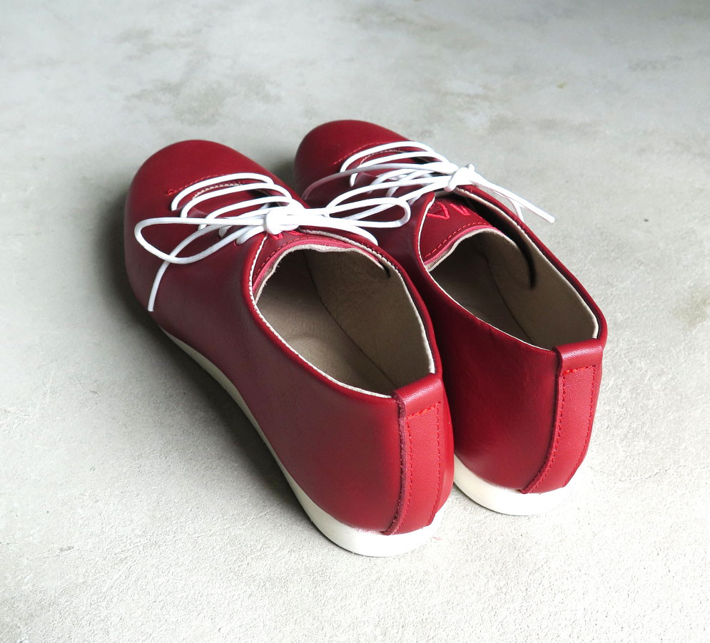 一枚革で包み込むようなハンドメイドスニーカー/ルージュレッド