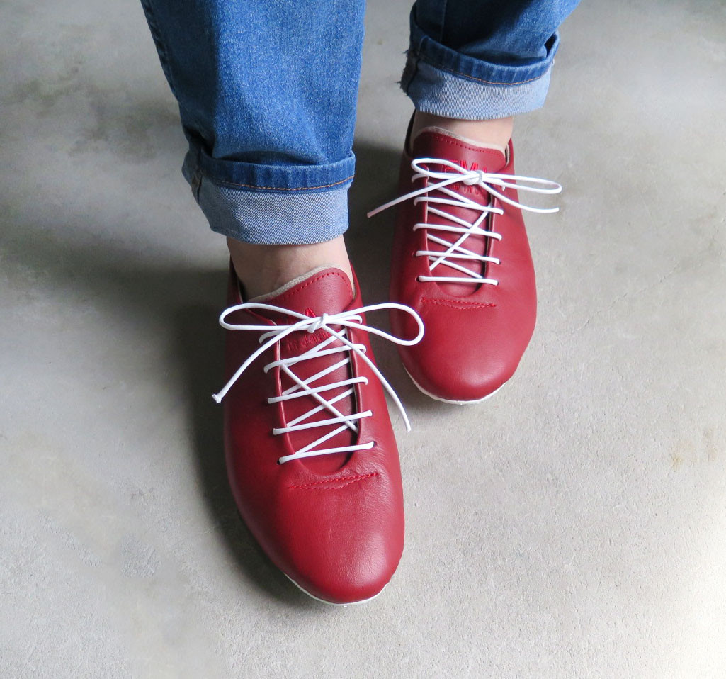一枚革で包み込むようなハンドメイドスニーカー/ルージュレッド