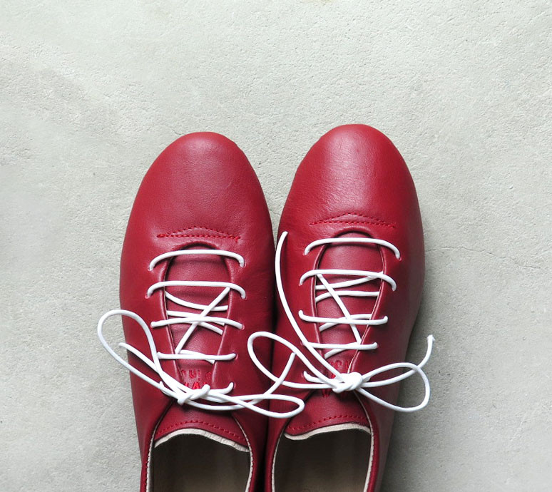 一枚革で包み込むようなハンドメイドスニーカー/ルージュレッド