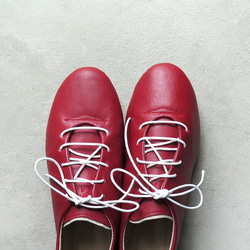 手工包覆一整塊皮革的運動鞋/胭脂紅 第2張的照片