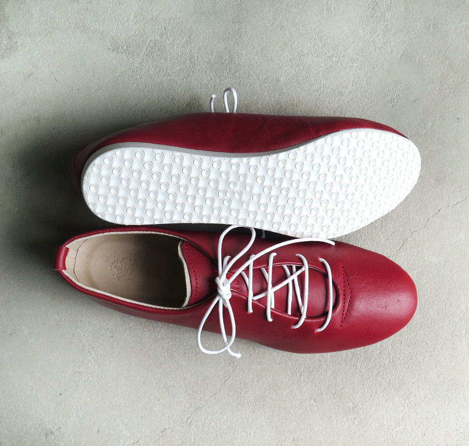 一枚革で包み込むようなハンドメイドスニーカー/ルージュレッド
