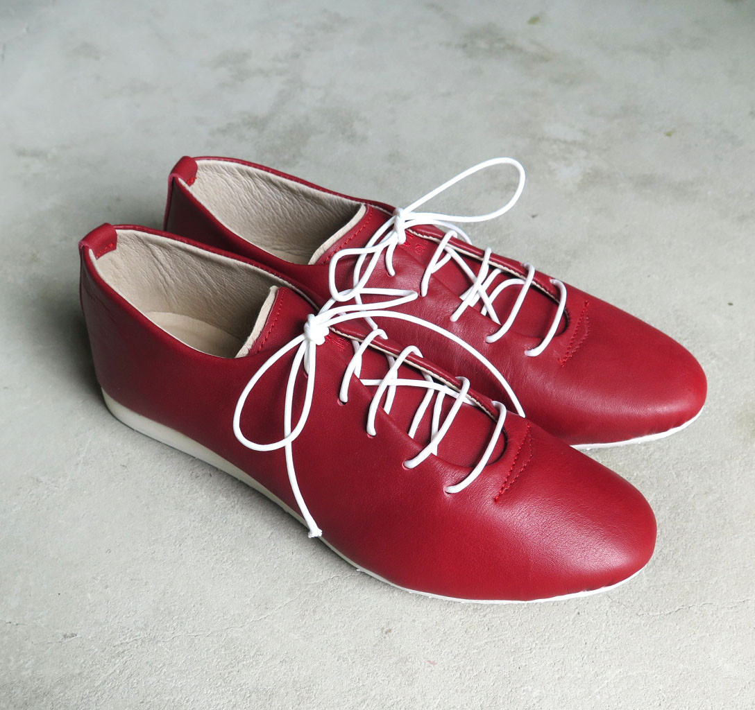 一枚革で包み込むようなハンドメイドスニーカー/ルージュレッド
