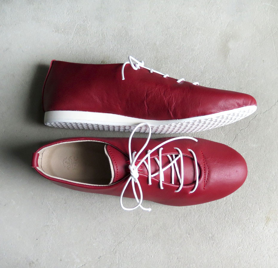 一枚革で包み込むようなハンドメイドスニーカー/ルージュレッド