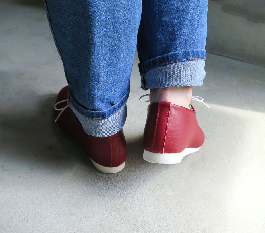 一枚革で包み込むようなハンドメイドスニーカー/ルージュレッド