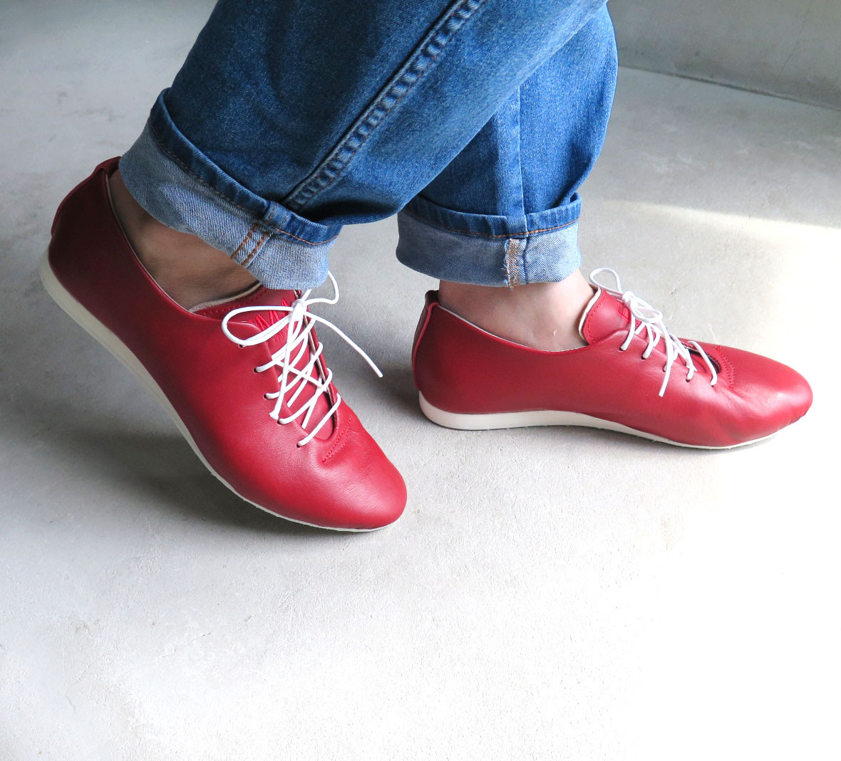 一枚革で包み込むようなハンドメイドスニーカー/ルージュレッド