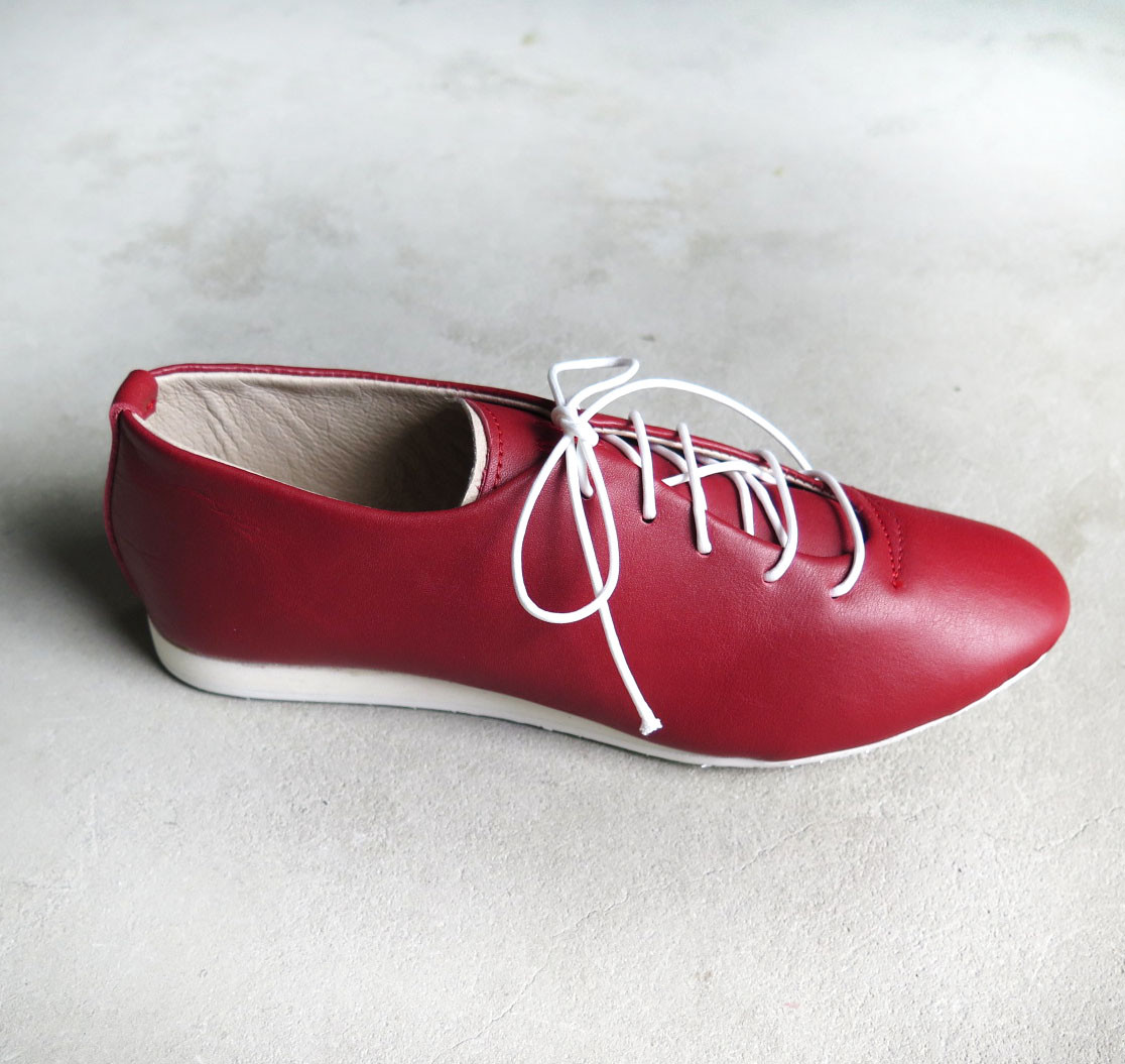 一枚革で包み込むようなハンドメイドスニーカー/ルージュレッド