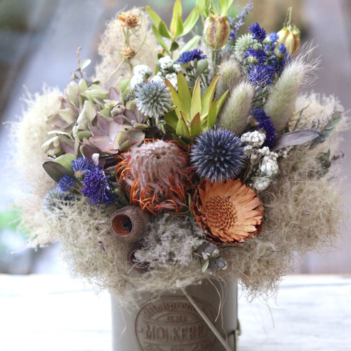 スモークツリーと青いお花のドライフラワーリース ブリキベースのドライフラワーアレンジ☆スモークツリー ドライ