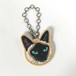 ビーズ刺繍◆猫のバッグチャーム＊シャム 2枚目の画像