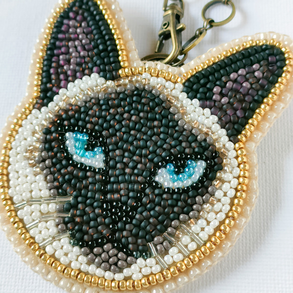 ビーズ刺繍◆猫のバッグチャーム＊シャム 4枚目の画像