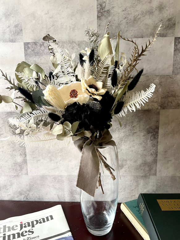 ドライフラワー シックでモダンなモノトーンのコロンとしたブーケ  