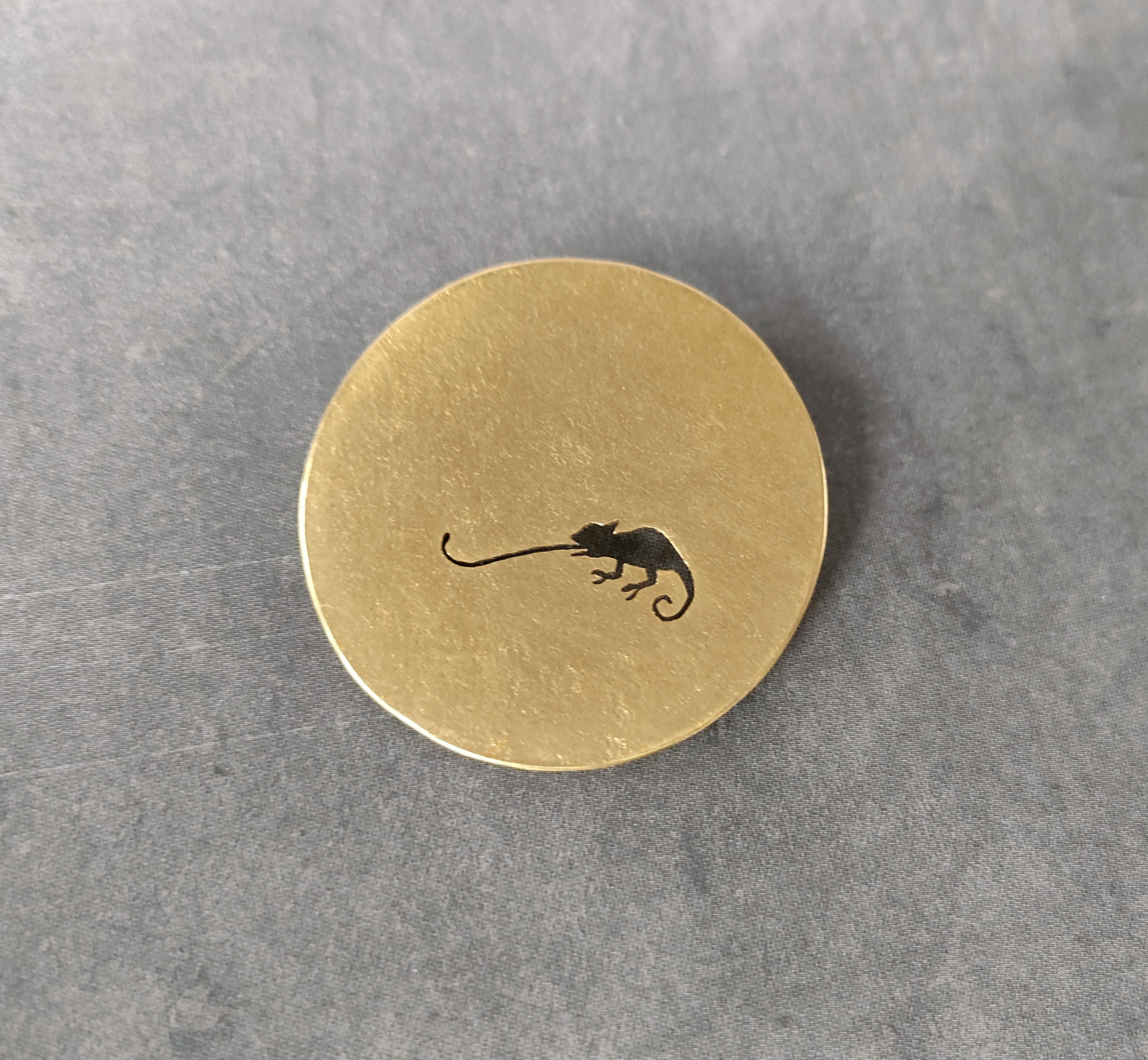 カメレオン 真鍮ブローチ