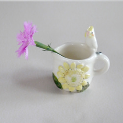 小鳥とお花のミニピッチャー「ひまわりオカメインコ」（陶器） 4枚目の画像